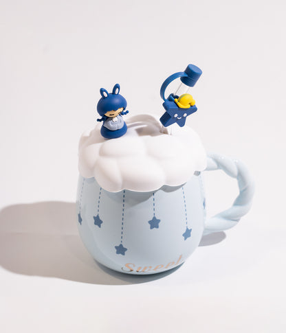 كوب قهوة سيراميك برسمات نجوم وبغطاء على شكل غيمة مع مزاز