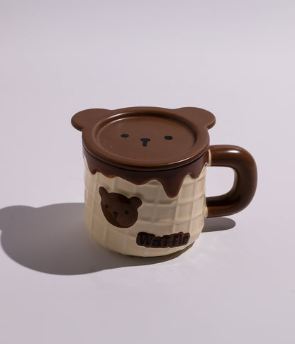 كوب سيراميك بتصميم وافل وبغطاء وجه دب وأذنين بارزتين