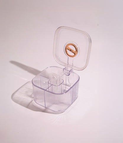 علبة توابل شفافة مقسمة 4 أقسام مع ملاعق بلاستيك – مقاس 17.5×15×10.5 سم