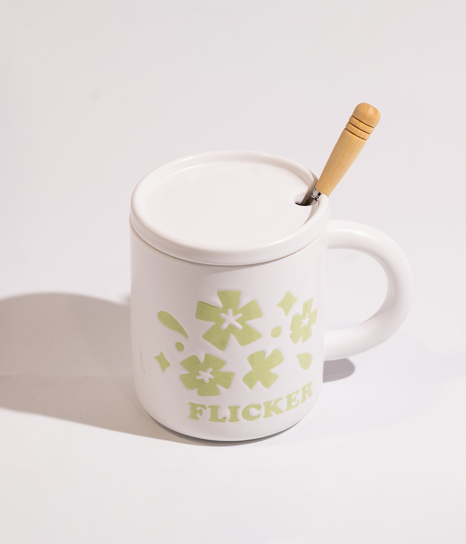 كوب قهوة سيراميك بتصميم ورود ملونة مع ملعقة خشبية وغطاء