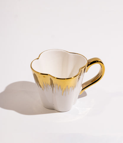 فنجان قهوة بتصميم ذهبي أنيق مع قاعدة وملعقة