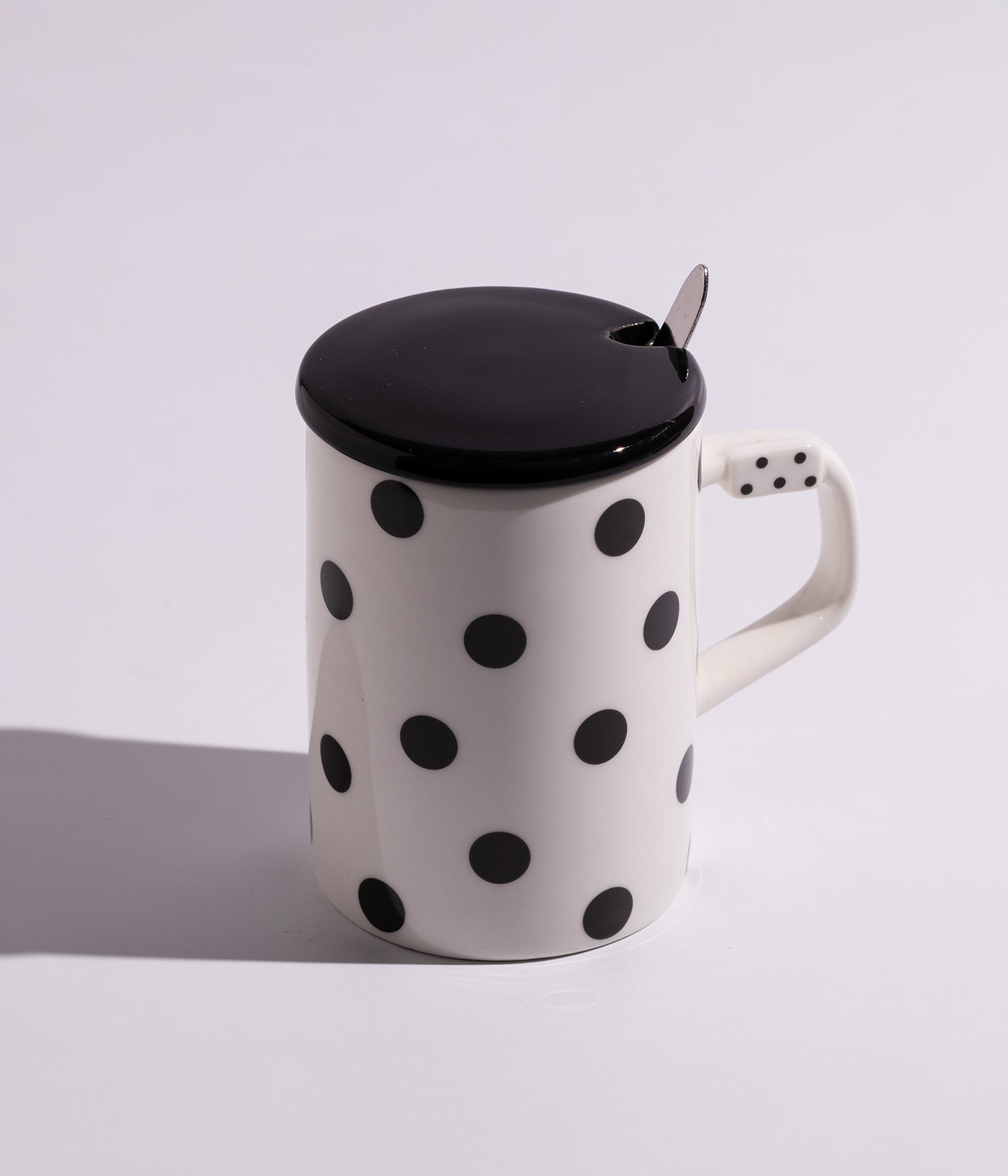 كوب سيراميك بتصميم خطوط ونقاط هندسية مع ملعقة وغطاء لحفظ الحرارة