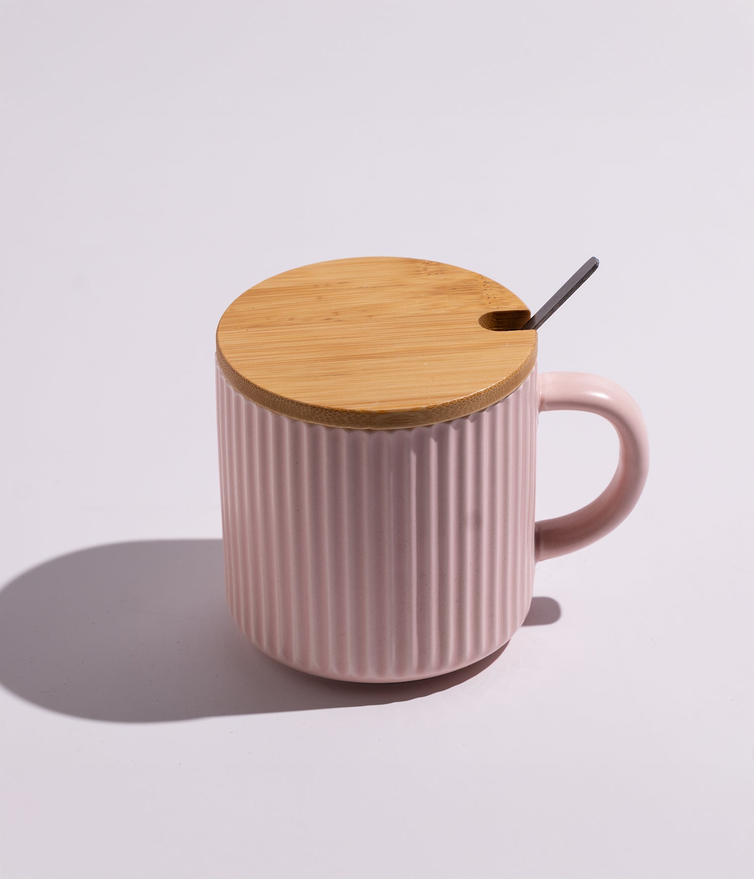 كوب سيراميك بتصميم خطوط مع غطاء خشب وملعقة