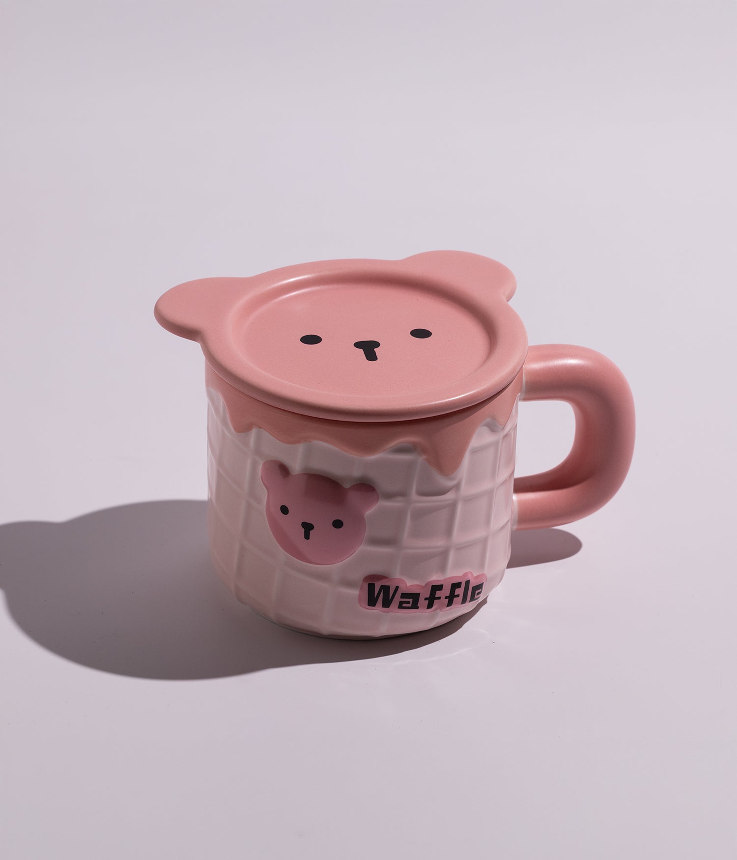 كوب سيراميك بتصميم وافل وبغطاء وجه دب وأذنين بارزتين