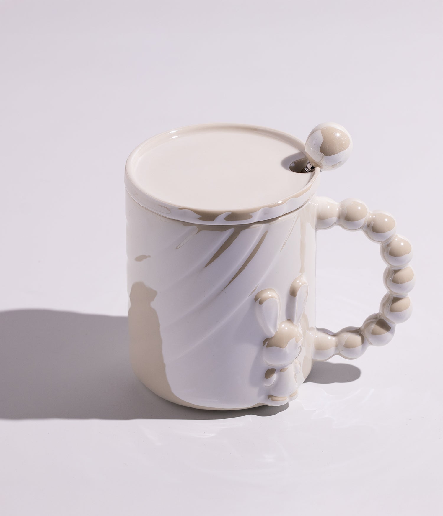 كوب سيراميك بتصميم أرنب مع مقبض لؤلؤي وبغطاء وملعقة