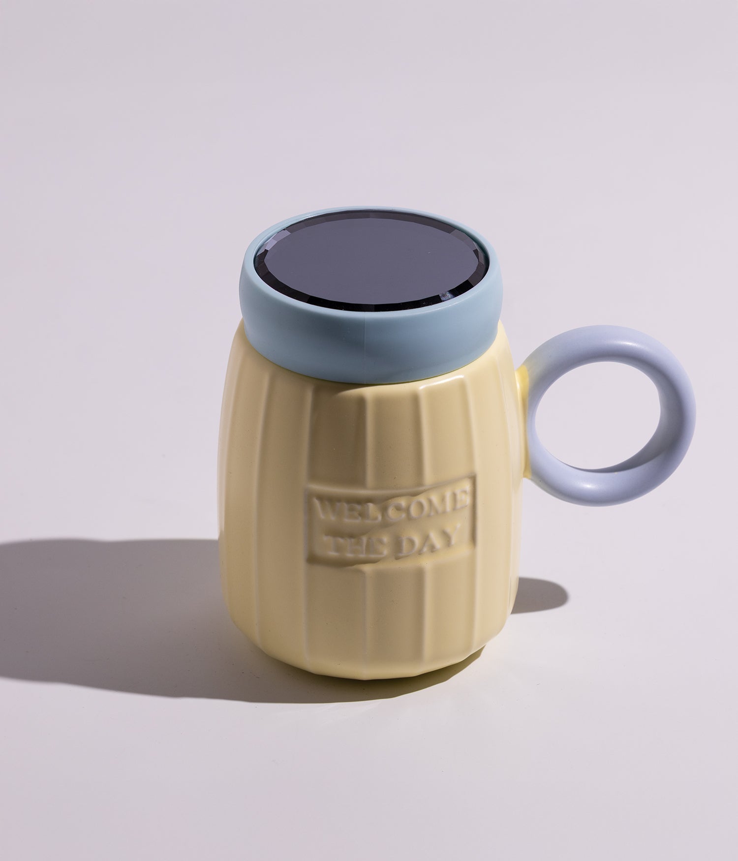 كوب سيراميك بتصميم عملي وبألوان زاهية مع غطاء محكم الاغلاق