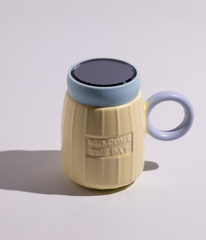 كوب سيراميك بتصميم عملي وبألوان زاهية مع غطاء محكم الاغلاق