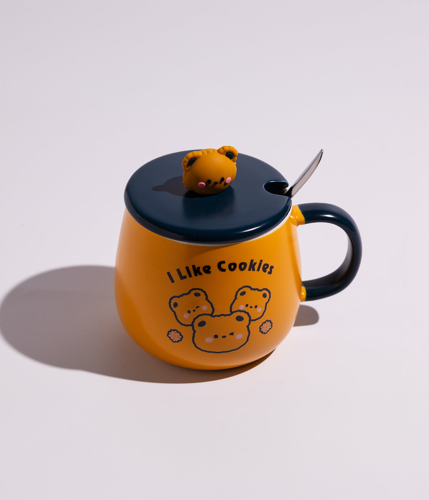 كوب قهوة من السراميك برسمة ومجسم دب على الغطاء