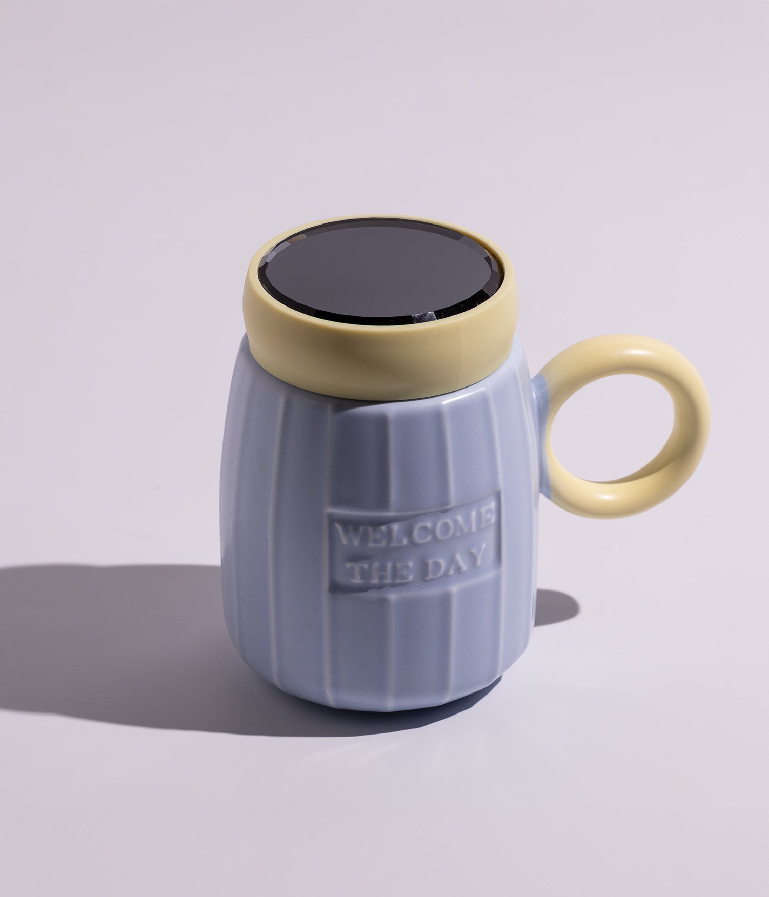 كوب سيراميك بتصميم عملي وبألوان زاهية مع غطاء محكم الاغلاق