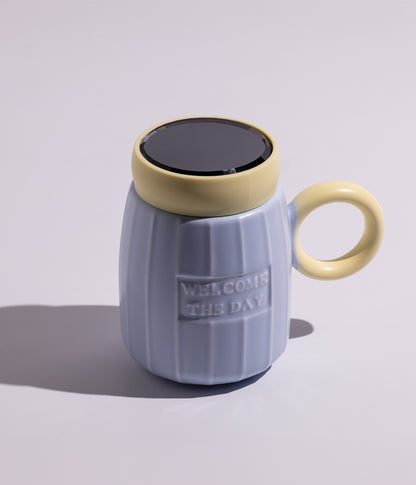 كوب سيراميك بتصميم عملي وبألوان زاهية مع غطاء محكم الاغلاق