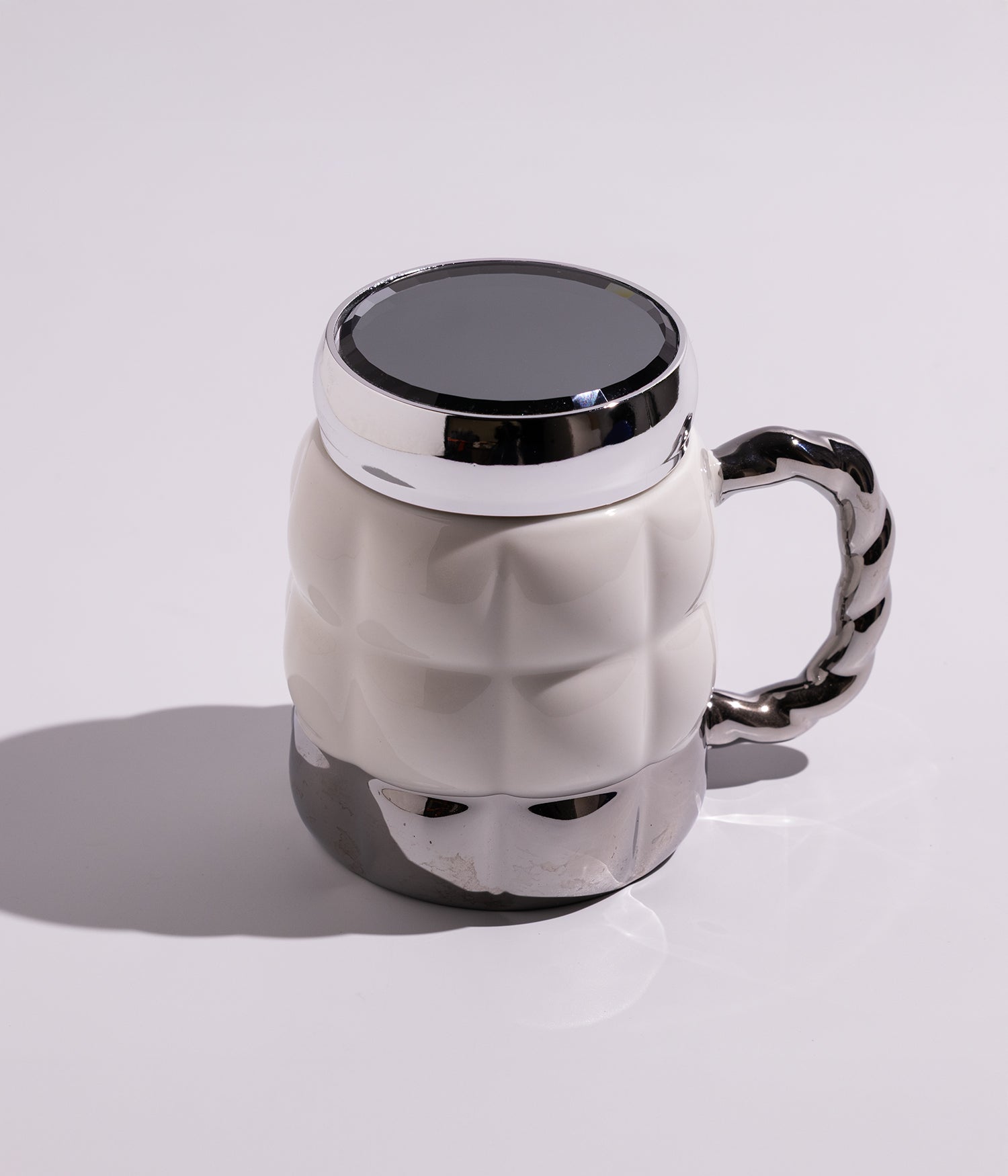 Ceramic mug with geometric square design and a tight-sealing lid