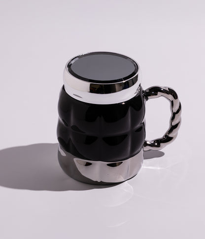 Ceramic mug with geometric square design and a tight-sealing lid