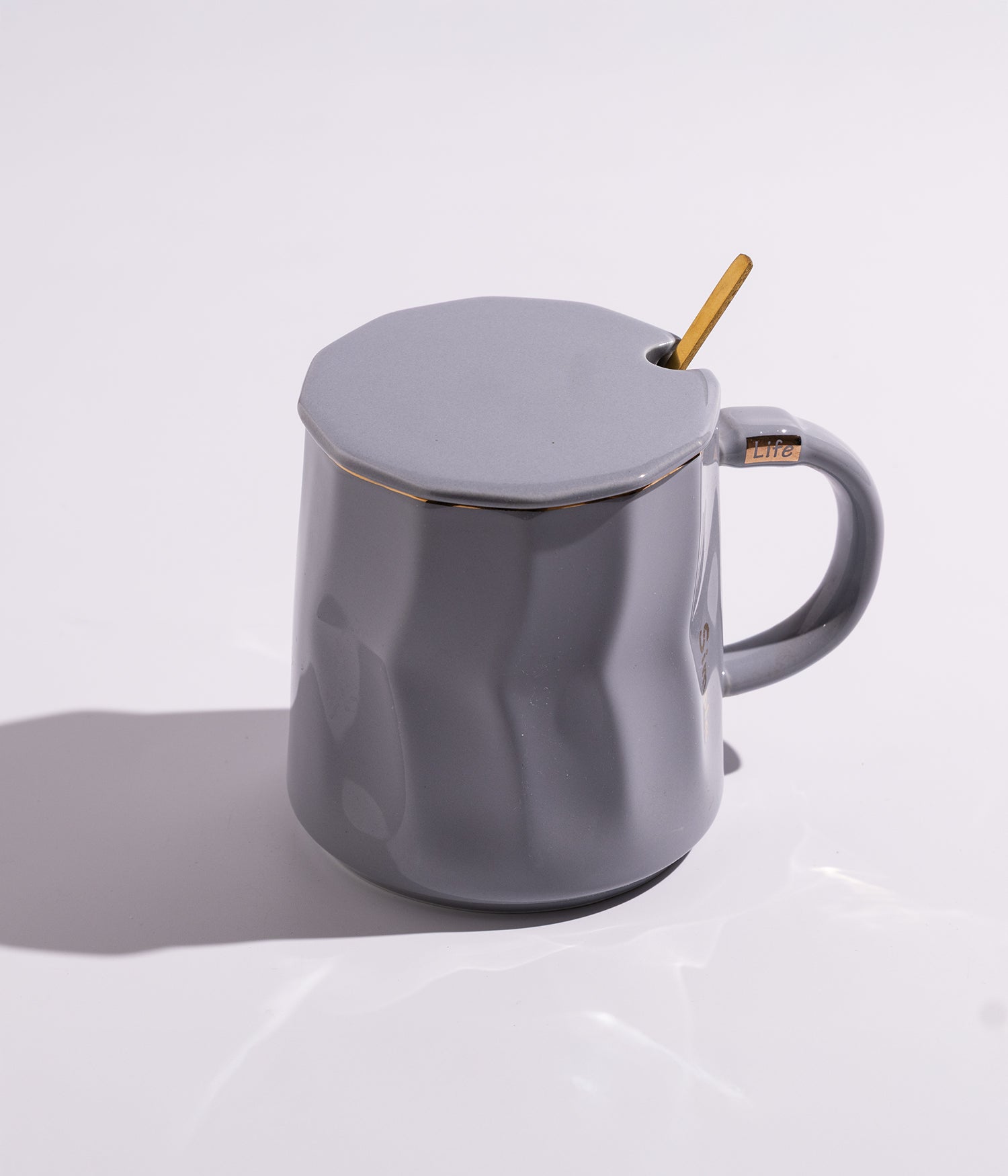 كوب سيراميك بتصميم هندسي وبغطاء وملعقة هبية