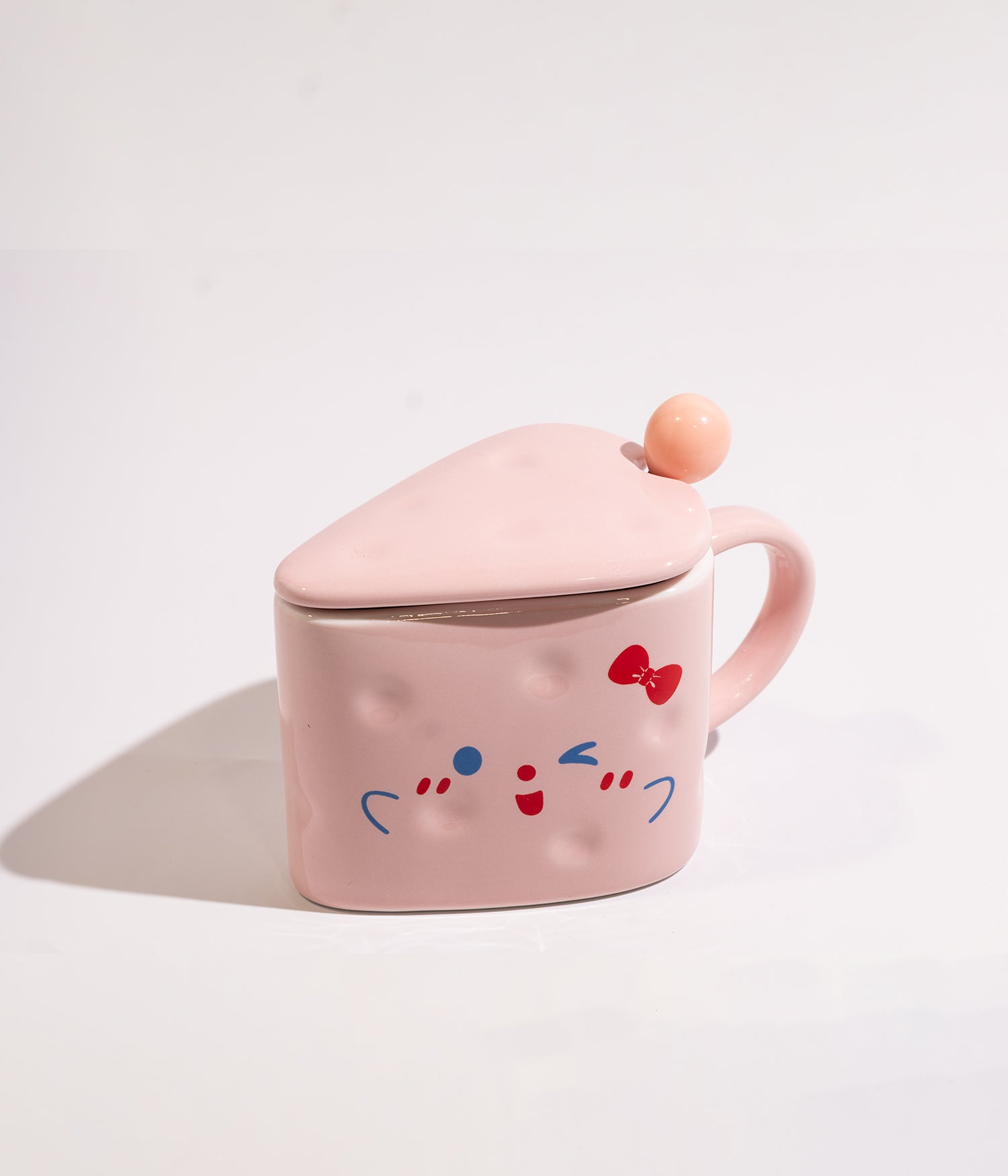 كوب سيراميك بشكل مثلث وبتصميم وجوه لطيفة ومرحة مع غطاء وملعقة