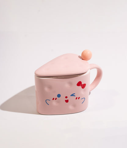 كوب سيراميك بشكل مثلث وبتصميم وجوه لطيفة ومرحة مع غطاء وملعقة