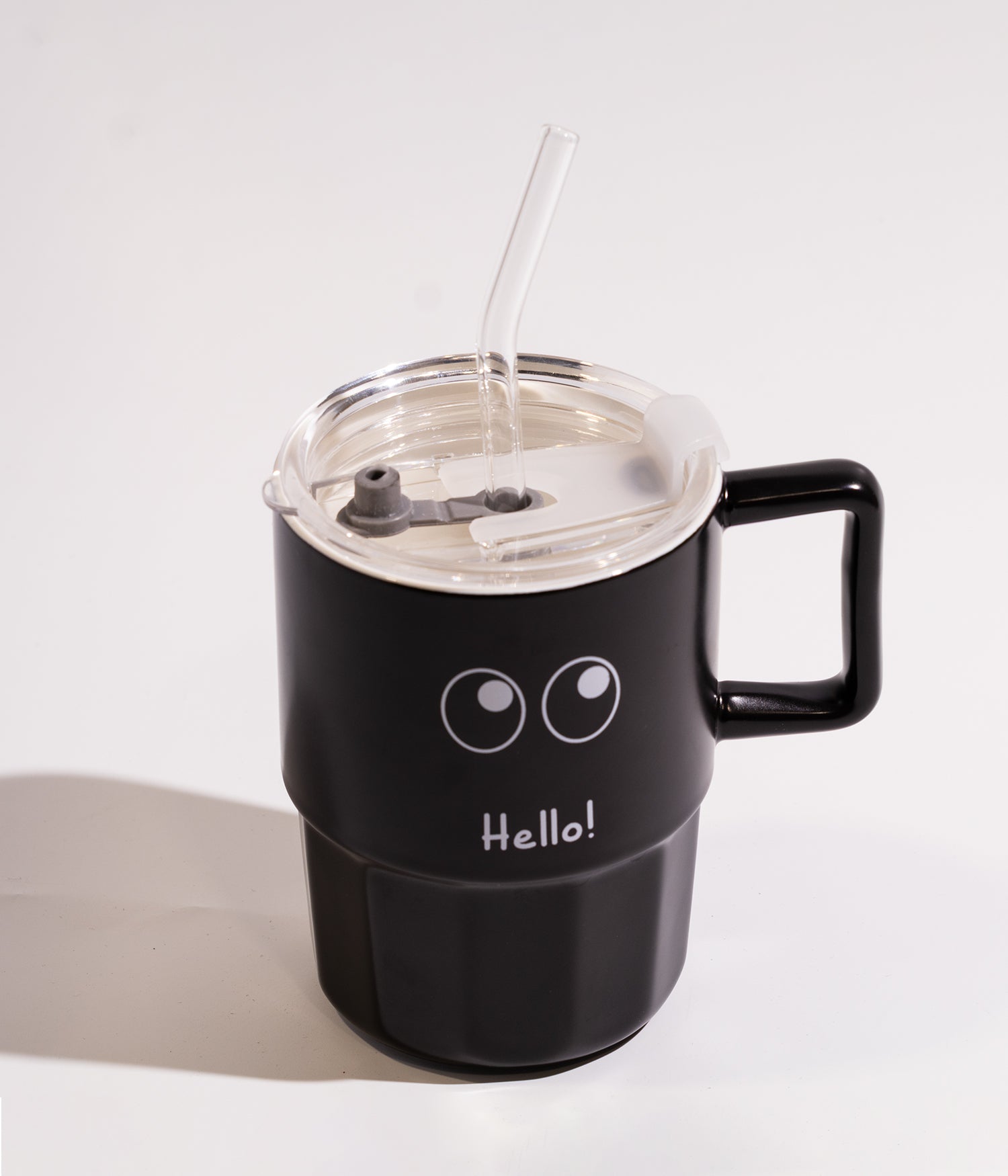 كوب سيراميك بكتابة HELLO وعيون مزوّد بغطاء عملي ومزاز