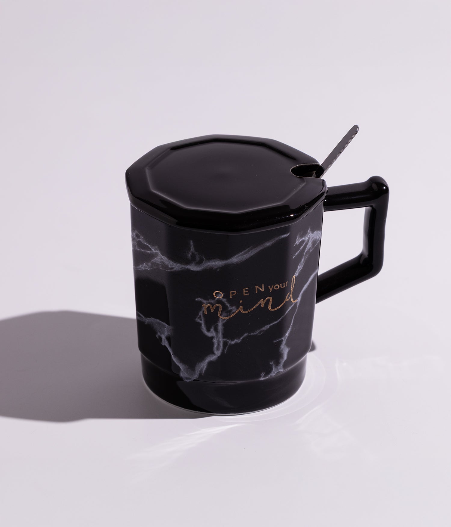 كوب سيراميك بتصميم خطوط ملونة مع غطاء وملعقة