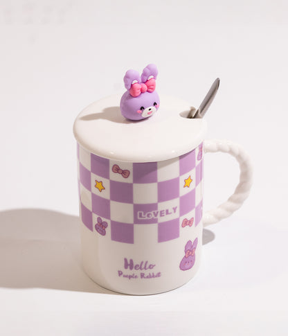 كوب سيراميك ابيض برسوم ارانب بنفسجية مزوّد بغطاء اسود وملعقة