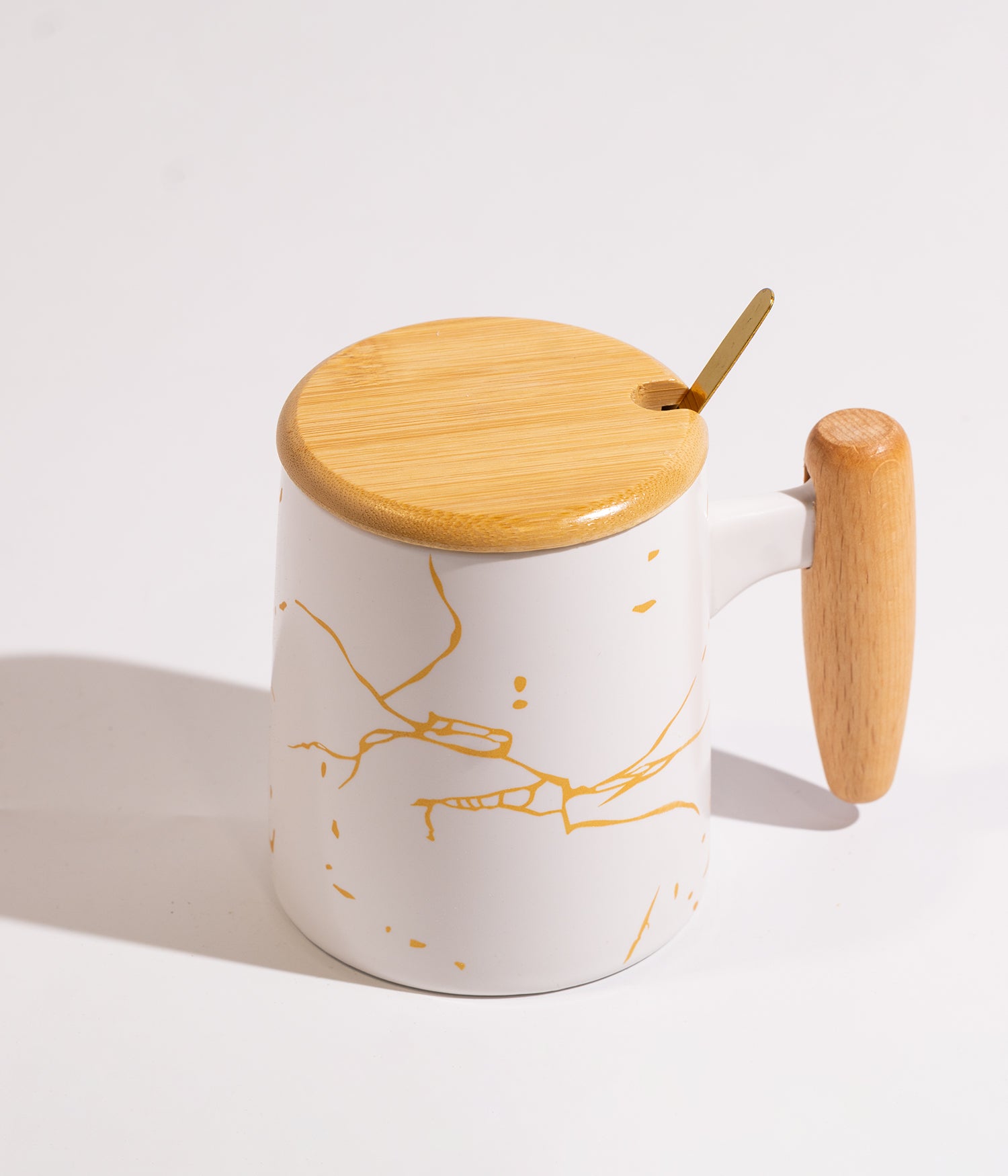 كوب سيراميك بخطوط ذهبية مع غطاء ومقبض خشبي وملعقة