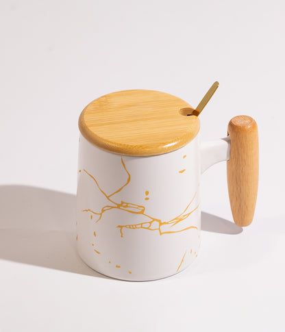 كوب سيراميك بخطوط ذهبية مع غطاء ومقبض خشبي وملعقة
