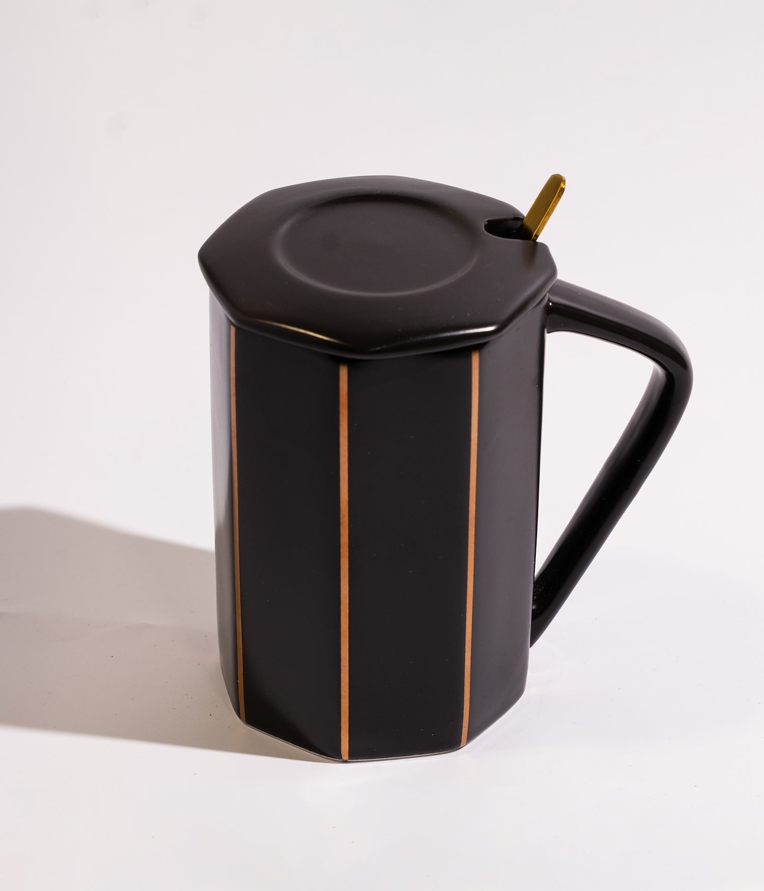 كوب قهوة سيراميك انيق بتصميم خطوط ذهبية مع ملعقة وغطاء