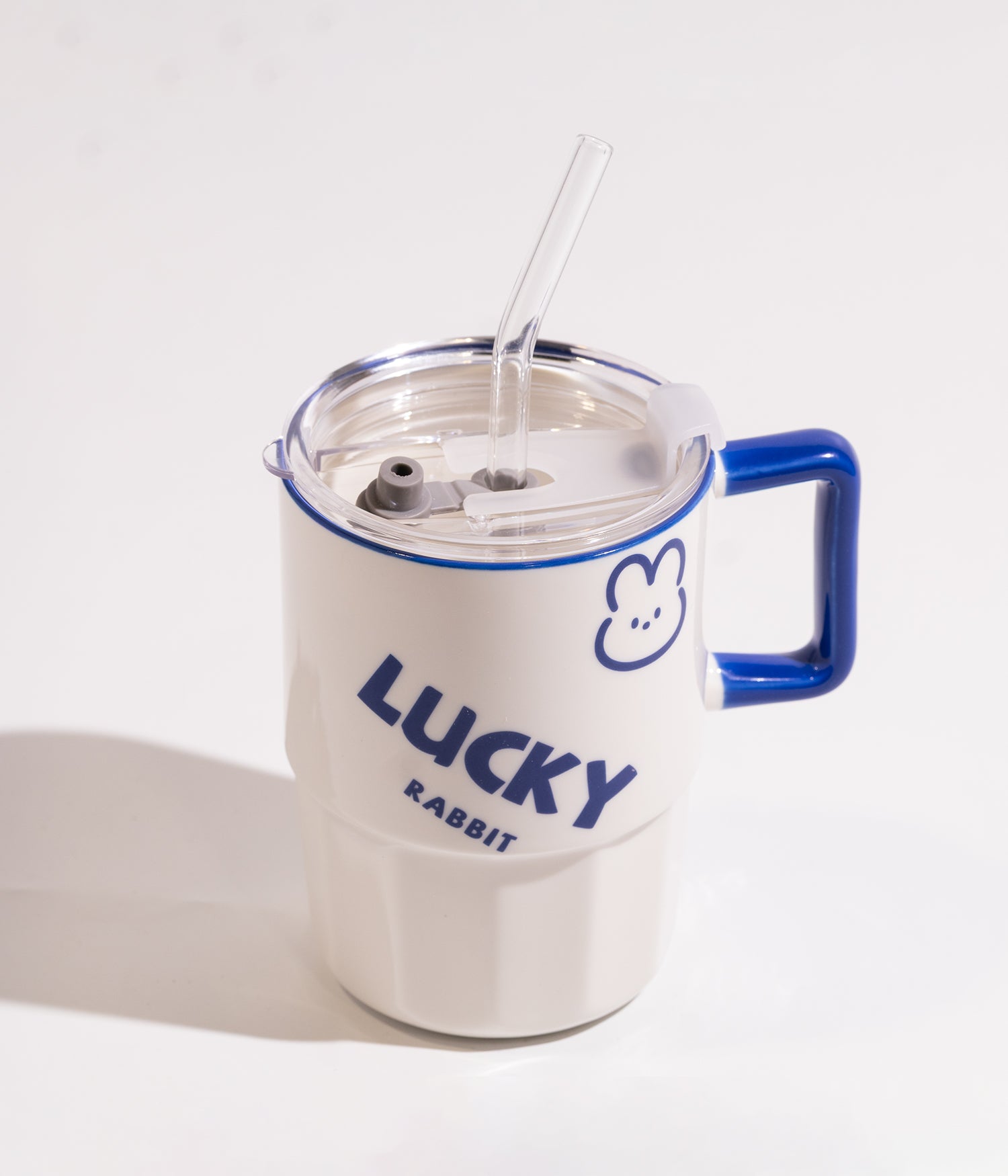 كوب سيراميك بكتابة LUCKY & HAPPY ووجه أرنب ودب مزوّد بغطاء عملي ومزاز