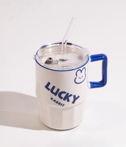 كوب سيراميك بكتابة LUCKY & HAPPY ووجه أرنب ودب مزوّد بغطاء عملي ومزاز
