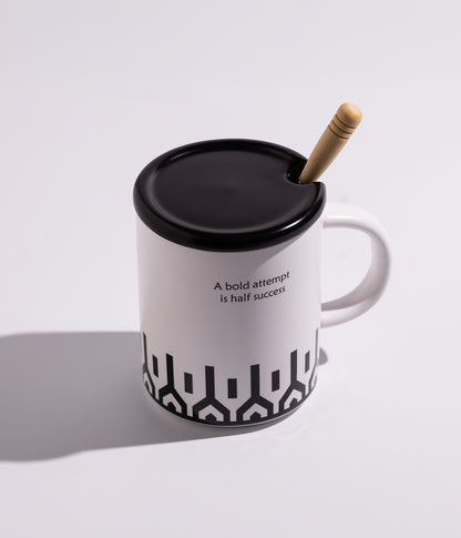 كوب سيراميك بخطوط سوداء مع غطاء وملعقة خشبية