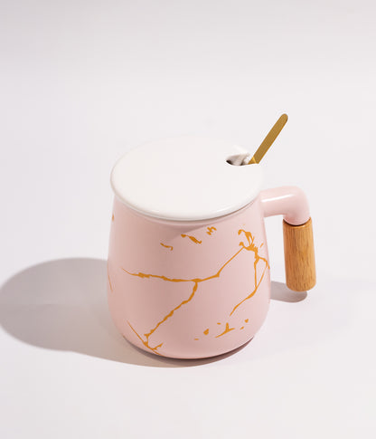 كوب سيراميك وردي بخطوط ذهبية مع غطاء وملعقة ومقبض خشبي