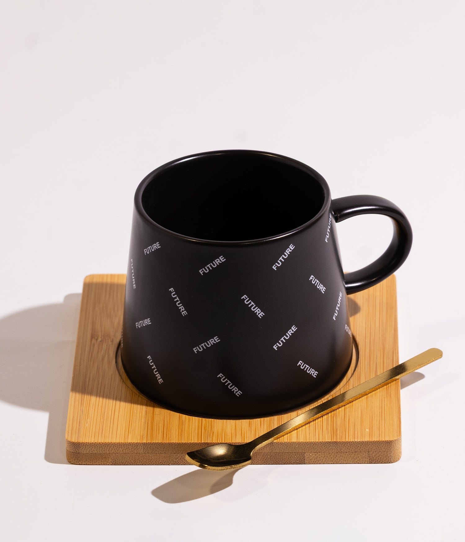 فنجان سيراميك أنيق مع قاعدة خشبية وملعقة ذهبية