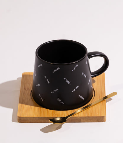 فنجان سيراميك أنيق مع قاعدة خشبية وملعقة ذهبية