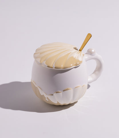 كوب قهوة سيراميك بتصميم صدفة البحر مع ملعقة ذهبية