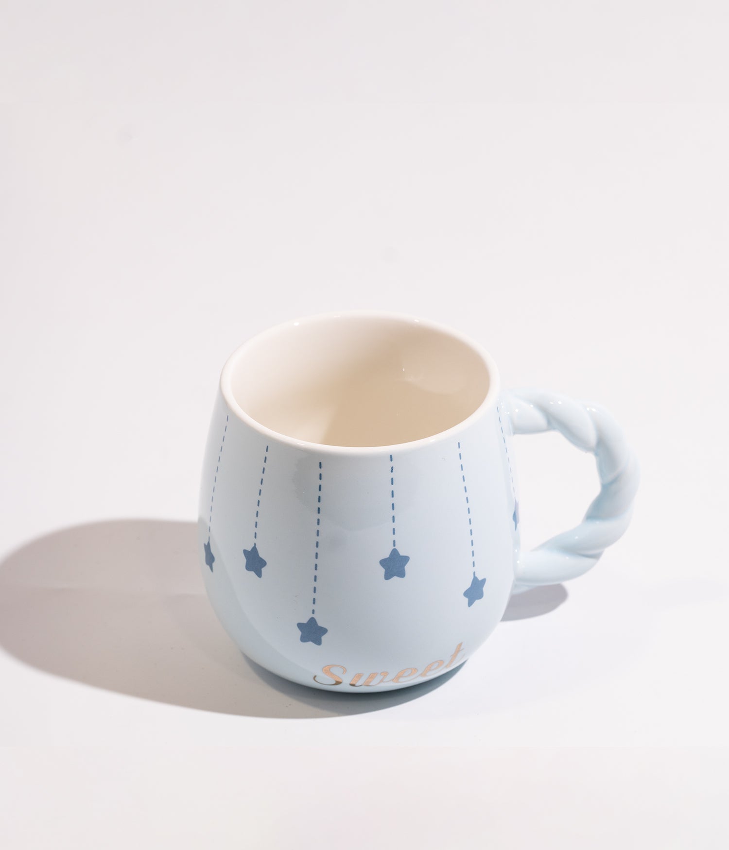 كوب قهوة سيراميك برسمات نجوم وبغطاء على شكل غيمة مع مزاز