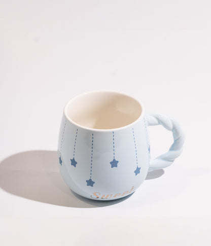 كوب قهوة سيراميك برسمات نجوم وبغطاء على شكل غيمة مع مزاز