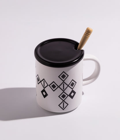 كوب سيراميك بخطوط سوداء مع غطاء وملعقة خشبية