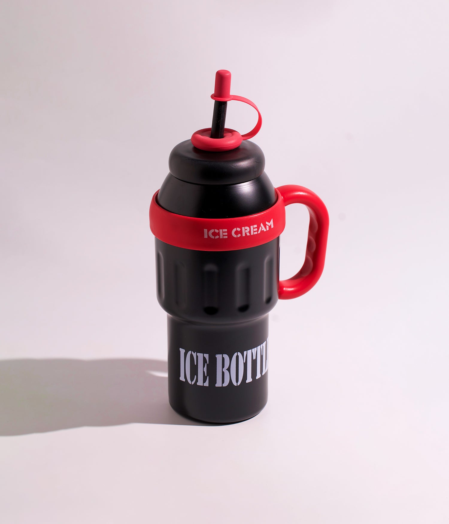 كوب بلاستيكي حراري بطبقة مزدوجة مصمم لحفظ المشروبات الباردة مع مزاز