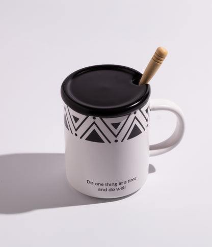 كوب سيراميك بخطوط سوداء مع غطاء وملعقة خشبية