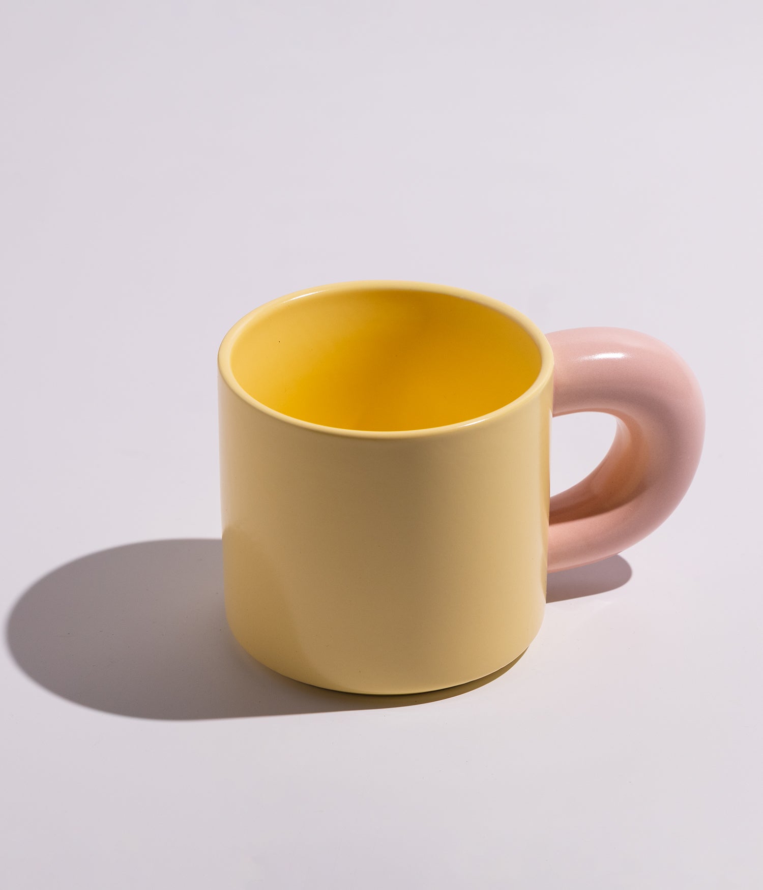 كوب سيراميك سادة بمقبض ملون