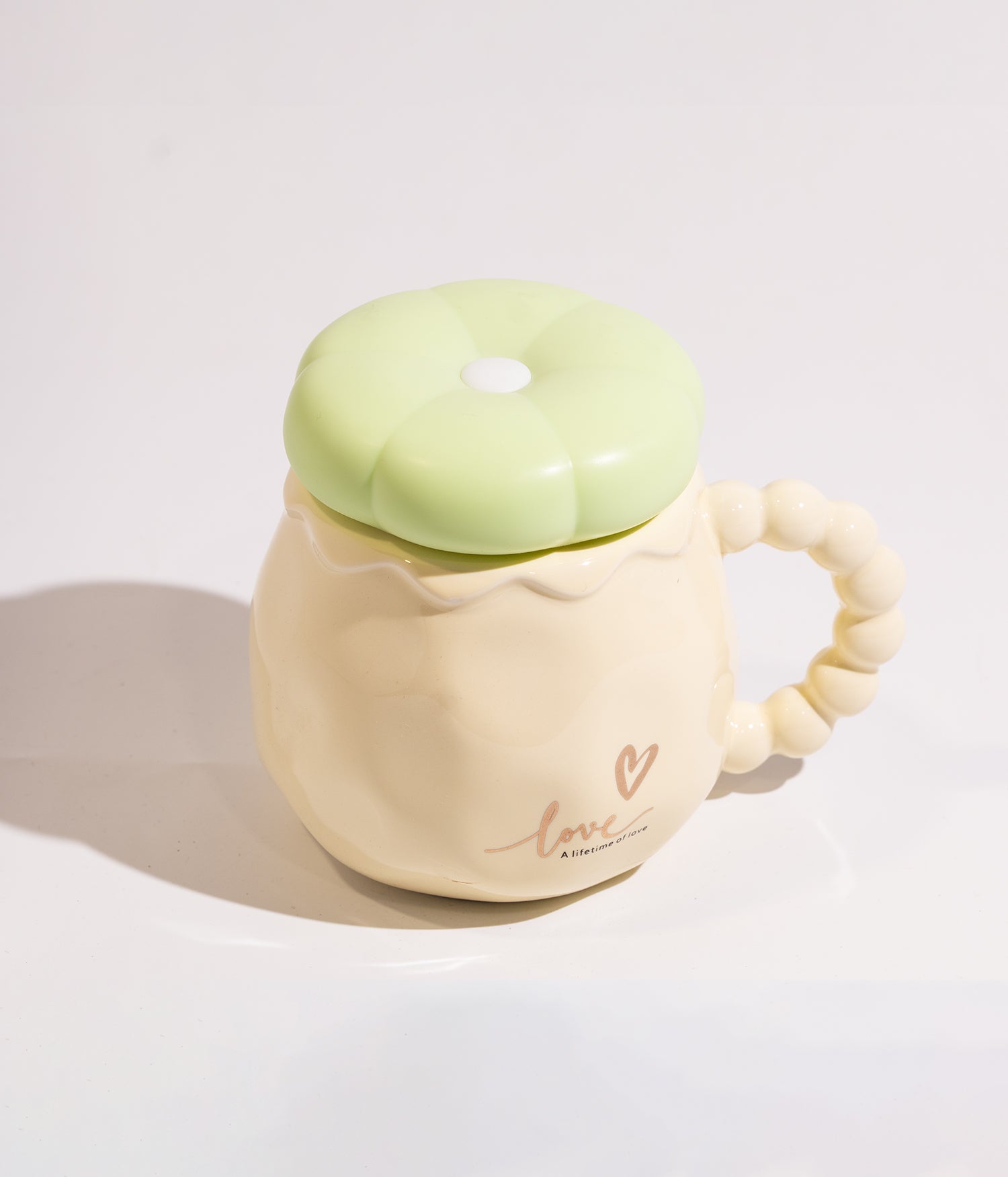 كوب سيراميك بعبارة LOVE يأتي مع غطاء لحفظ الحرارة