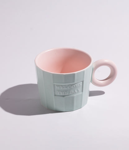 كوب سيراميك بعبارة WELCOME THE DAY  مع غطاء خشبي وملعقة