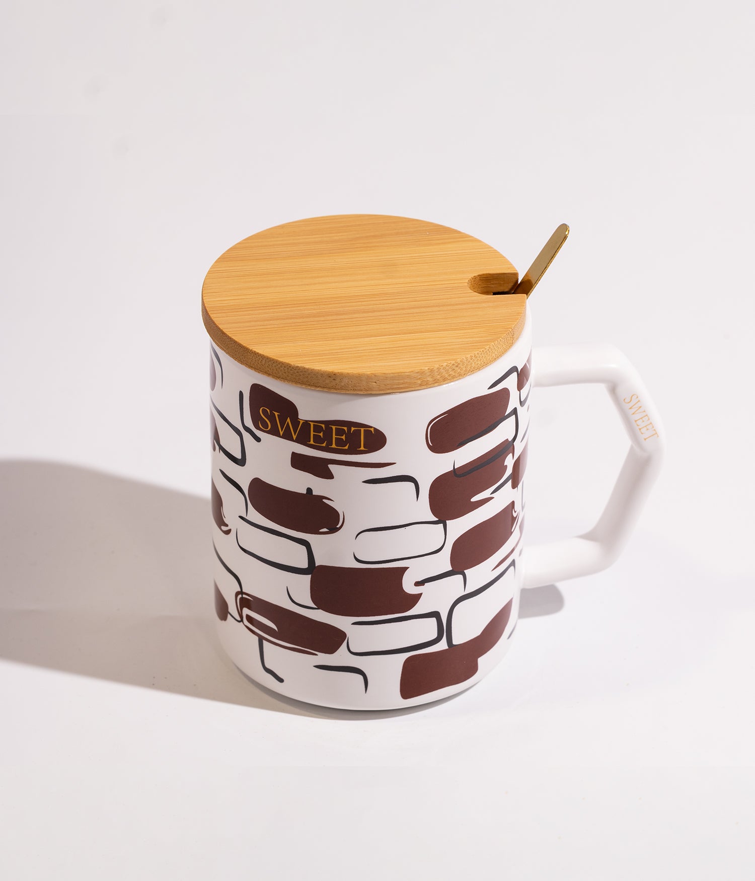 كوب سيراميك مخطط وملون بأشكال مختلفة مع غطاء خشبي وملعقة