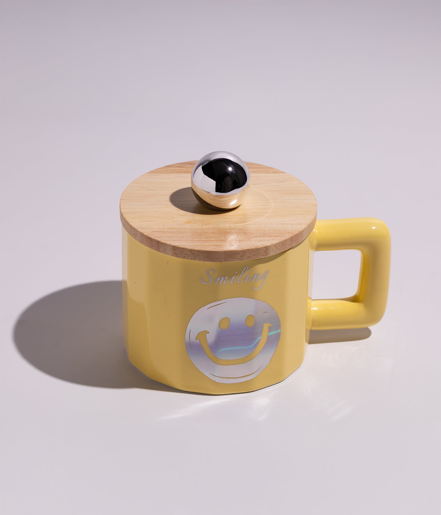 كوب سيراميك بتصميم سمايلات وبغطاء وملعقة