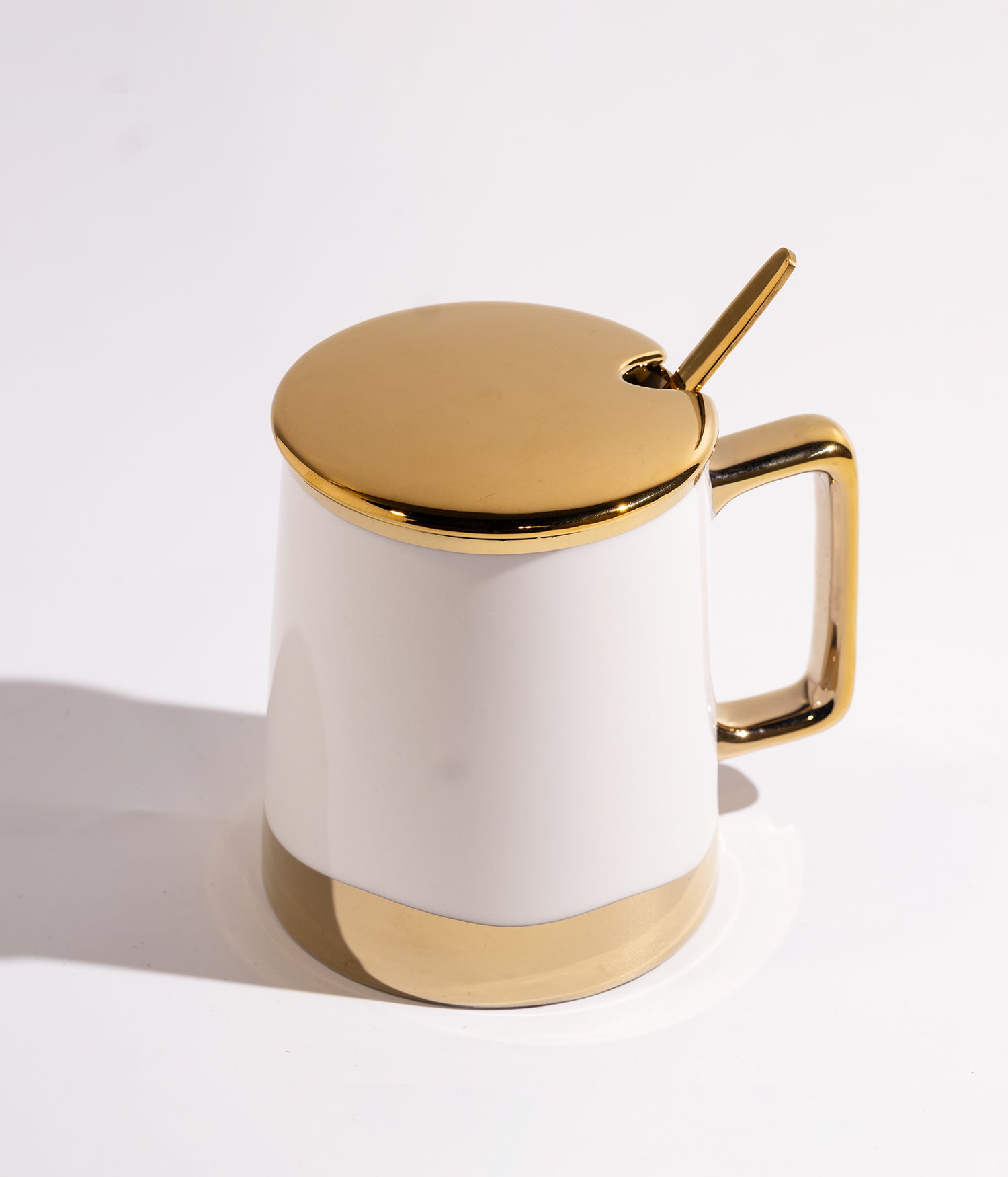 كوب سيراميك مزين باللون الذهبي بتصميم سادة مع غطاء وملعقة