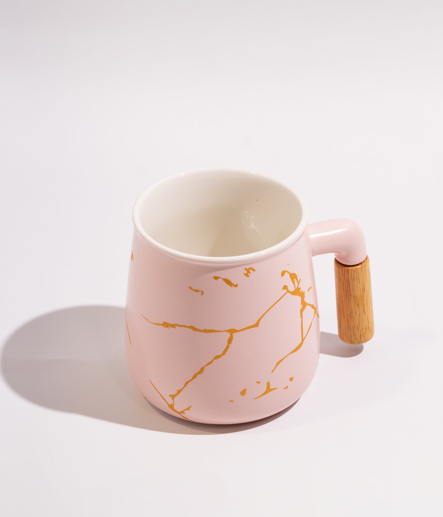 كوب سيراميك وردي بخطوط ذهبية مع غطاء وملعقة ومقبض خشبي