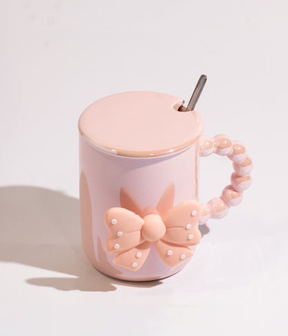 كوب سيراميك مزين بفيونكة ومقبض لؤلؤ مع غطاء وملعقة