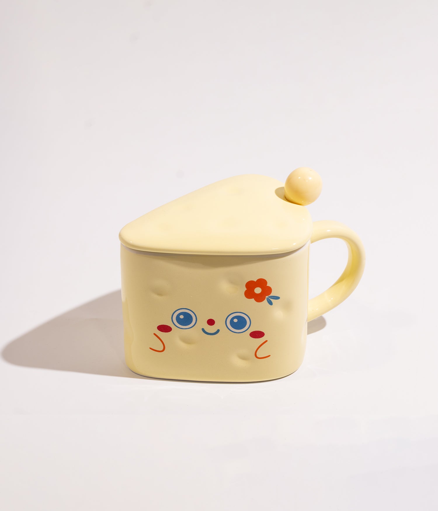 كوب سيراميك بشكل مثلث وبتصميم وجوه لطيفة ومرحة مع غطاء وملعقة