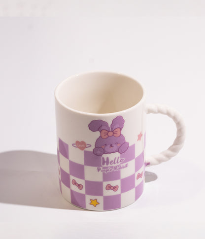 كوب سيراميك ابيض برسوم ارانب بنفسجية مزوّد بغطاء اسود وملعقة