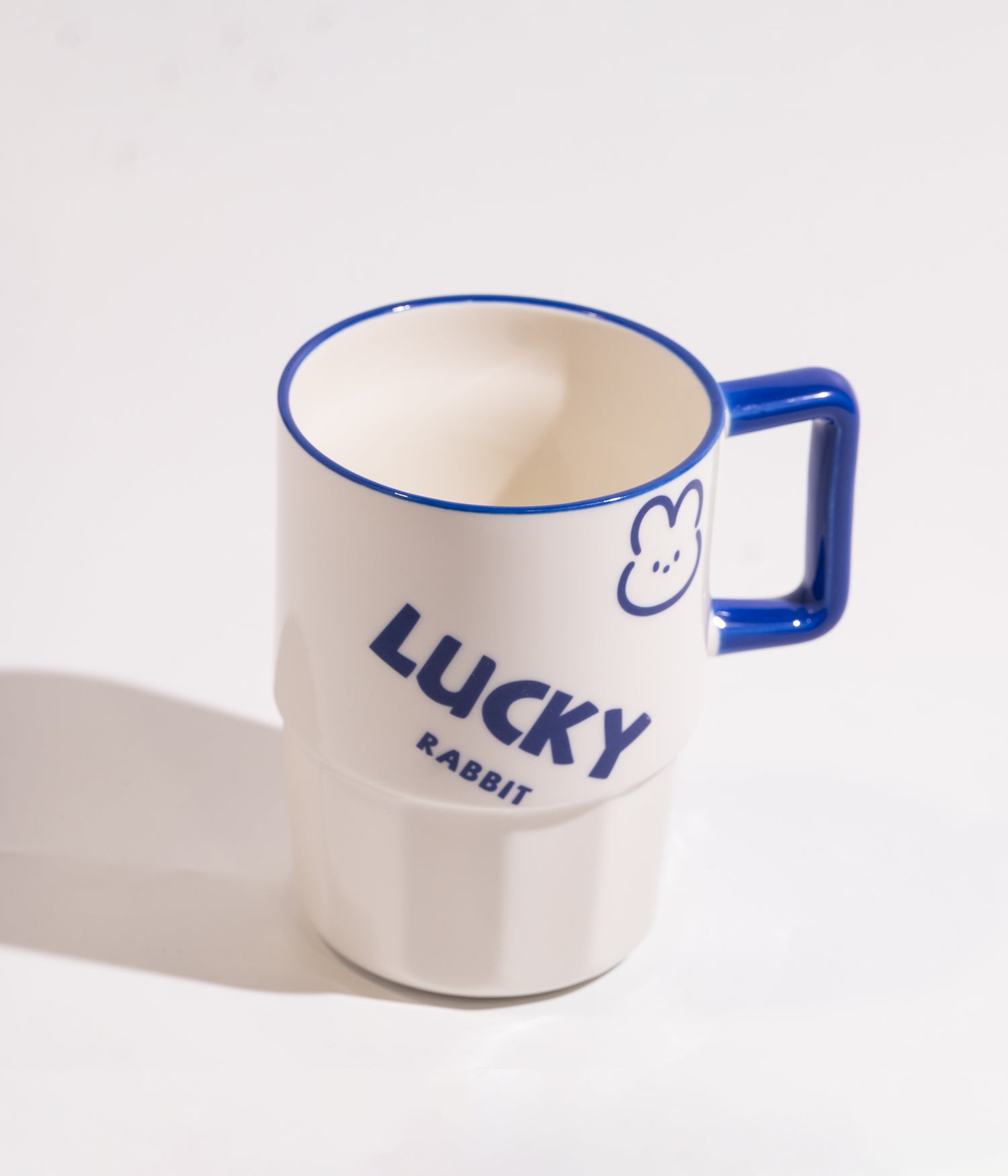 كوب سيراميك بكتابة LUCKY & HAPPY ووجه أرنب ودب مزوّد بغطاء عملي ومزاز