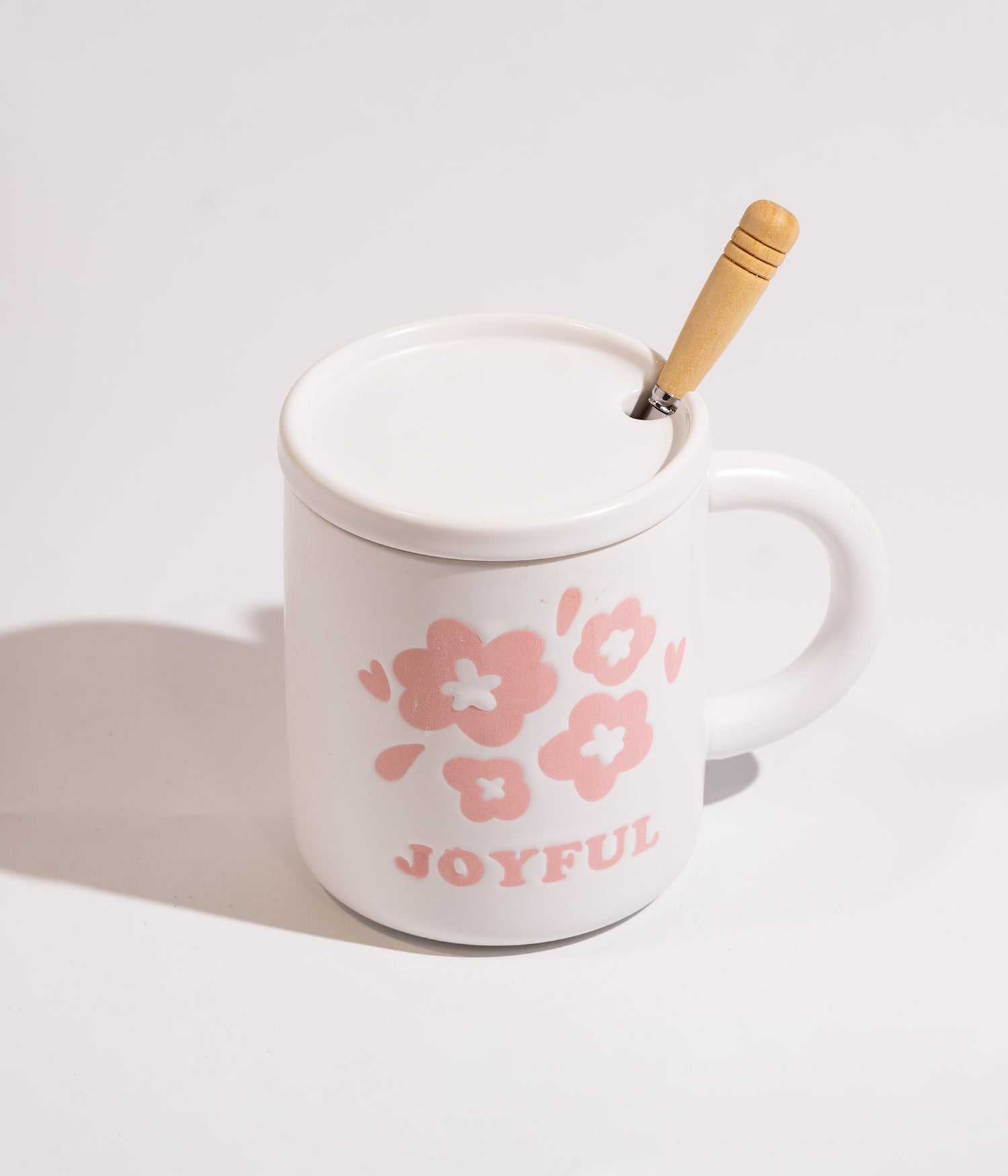 كوب قهوة سيراميك بتصميم ورود ملونة مع ملعقة خشبية وغطاء