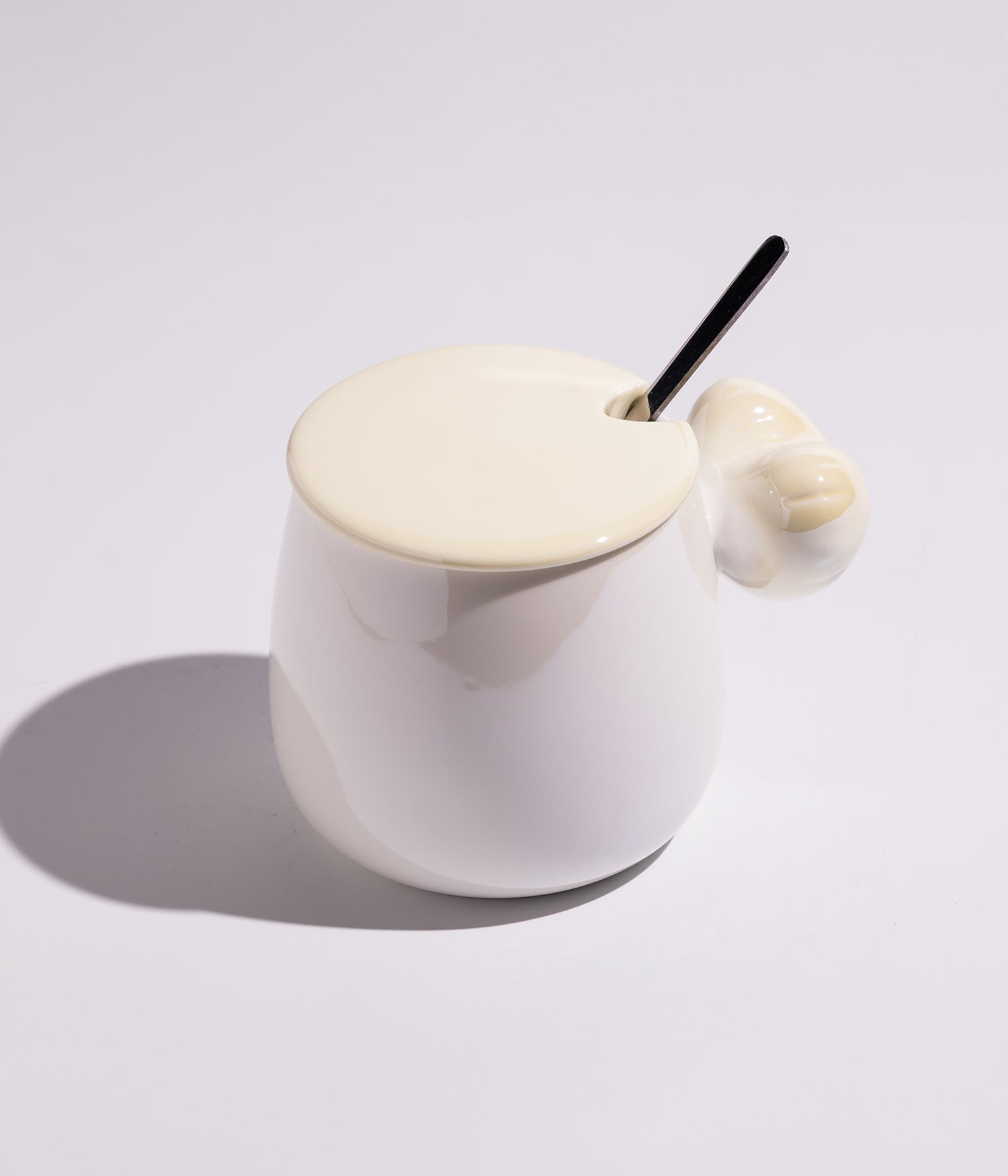 كوب سيراميك بمقبض فريد مع غطاء وملعقة فضية